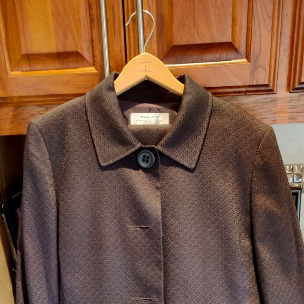 TAHARI Woman's Business Suit with a Long Coat Jacket and Design US Size 10